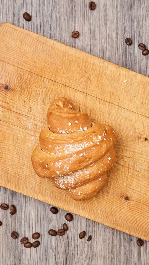 Download wallpaper 2160x3840 croissant, pastries, board, coffee, beans, breakfast, dessert samsung galaxy s4, s5, note, sony xperia z, z1, z2, z3, htc one, lenovo vibe hd background