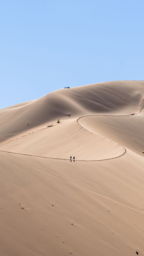 Download wallpaper 2160x3840 desert, hills, sand, silhouettes, travelers samsung galaxy s4, s5, note, sony xperia z, z1, z2, z3, htc one, lenovo vibe hd background