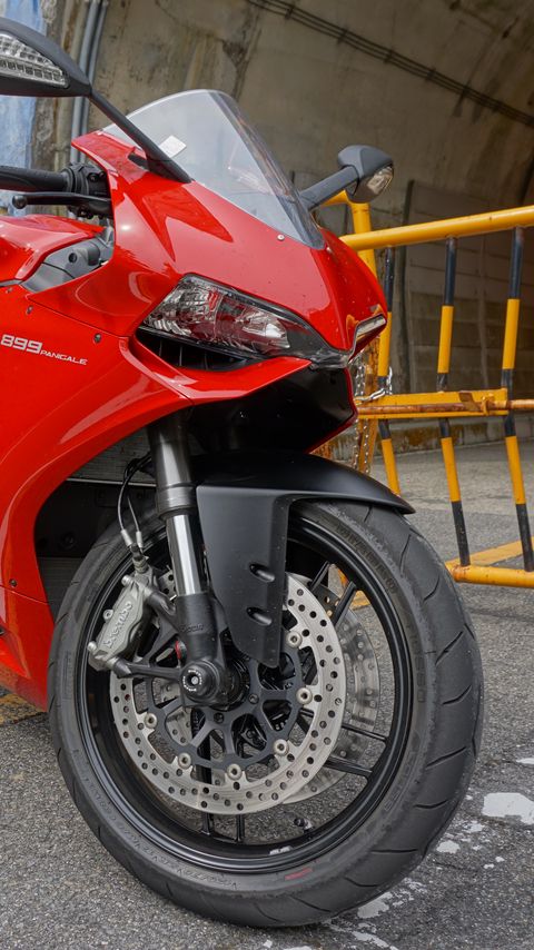 Download wallpaper 2160x3840 ducati, motorcycle, bike, red, parking, moto samsung galaxy s4, s5, note, sony xperia z, z1, z2, z3, htc one, lenovo vibe hd background