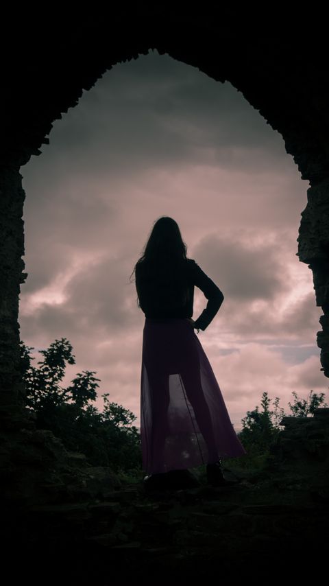 Download wallpaper 2160x3840 girl, silhouette, cave, twilight, dark samsung galaxy s4, s5, note, sony xperia z, z1, z2, z3, htc one, lenovo vibe hd background