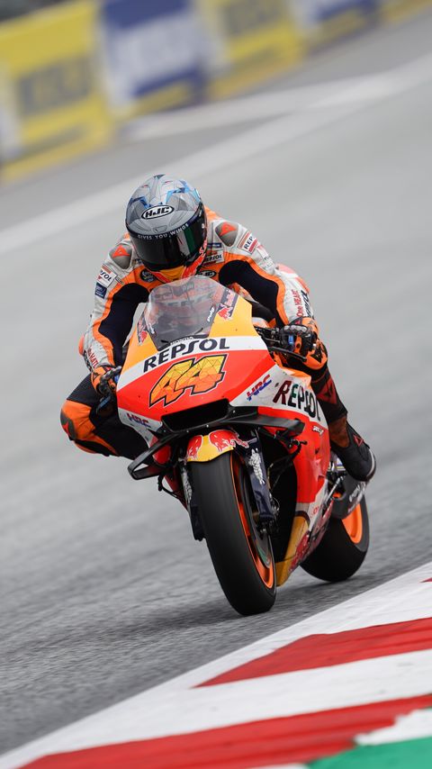 Download wallpaper 2160x3840 motorcycle, bike, orange, motorcyclist, track, race samsung galaxy s4, s5, note, sony xperia z, z1, z2, z3, htc one, lenovo vibe hd background