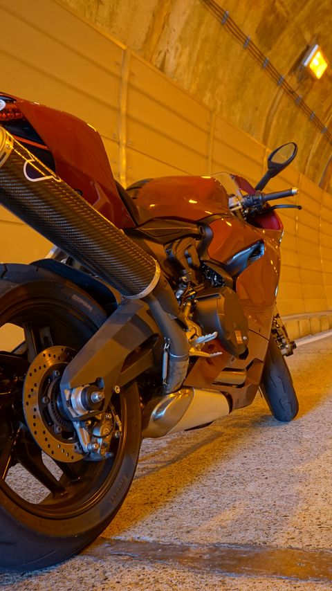 Download wallpaper 2160x3840 motorcycle, bike, red, tunnel samsung galaxy s4, s5, note, sony xperia z, z1, z2, z3, htc one, lenovo vibe hd background