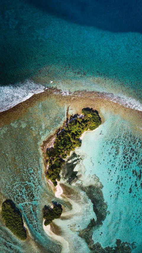 Download wallpaper 2160x3840 ocean, island, aerial view, water, palm trees samsung galaxy s4, s5, note, sony xperia z, z1, z2, z3, htc one, lenovo vibe hd background