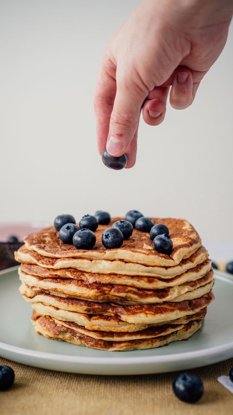 Download wallpaper 2160x3840 pancakes, blueberries, berries, breakfast, dessert samsung galaxy s4, s5, note, sony xperia z, z1, z2, z3, htc one, lenovo vibe hd background