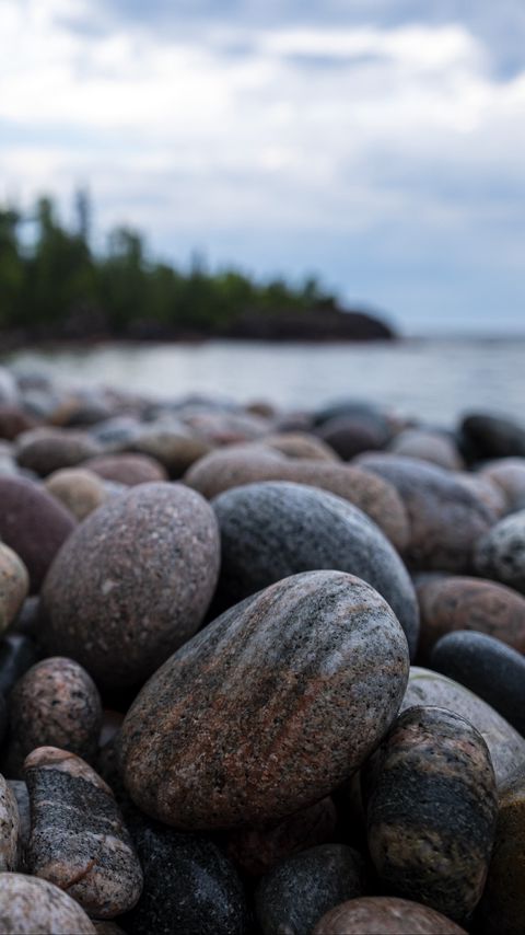 Download wallpaper 2160x3840 shore, stones, pebbles, sea, water samsung galaxy s4, s5, note, sony xperia z, z1, z2, z3, htc one, lenovo vibe hd background