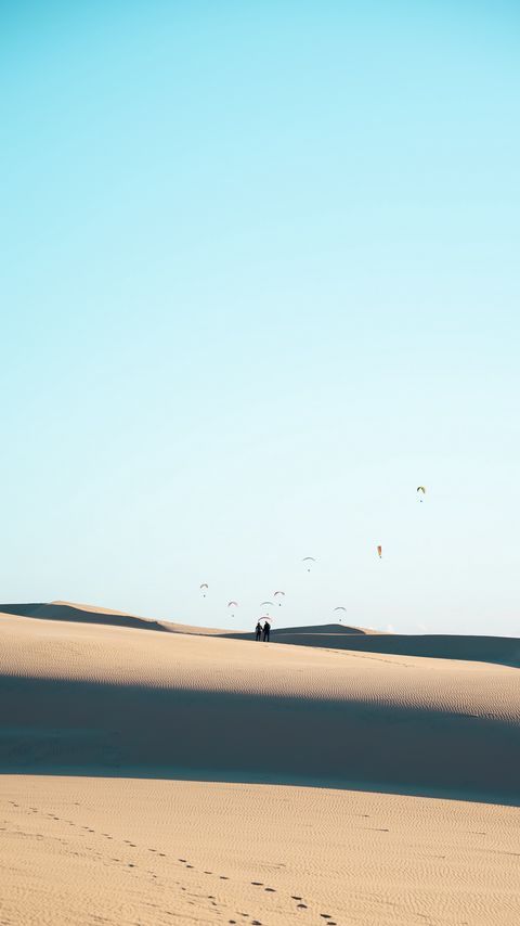 Download wallpaper 2160x3840 silhouettes, couple, desert, sand samsung galaxy s4, s5, note, sony xperia z, z1, z2, z3, htc one, lenovo vibe hd background