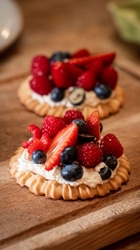 Download wallpaper 2160x3840 tart, cream, berries, dessert samsung galaxy s4, s5, note, sony xperia z, z1, z2, z3, htc one, lenovo vibe hd background