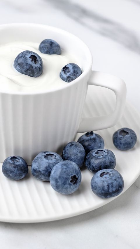 Download wallpaper 2160x3840 yogurt, blueberries, berries, cup, white samsung galaxy s4, s5, note, sony xperia z, z1, z2, z3, htc one, lenovo vibe hd background