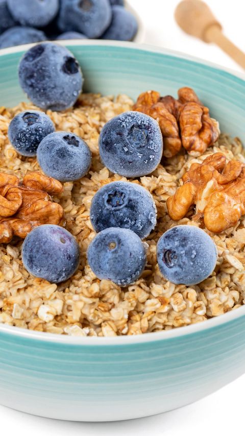 Download wallpaper 2160x3840 oatmeal, berries, nuts, bowl, breakfast samsung galaxy s4, s5, note, sony xperia z, z1, z2, z3, htc one, lenovo vibe hd background