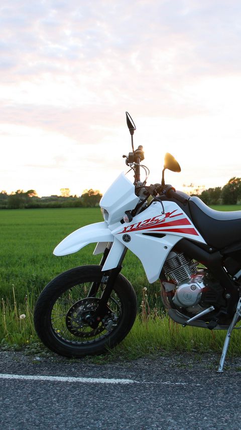 Download wallpaper 2160x3840 yamaha, motorcycle, bike, white, field, road samsung galaxy s4, s5, note, sony xperia z, z1, z2, z3, htc one, lenovo vibe hd background