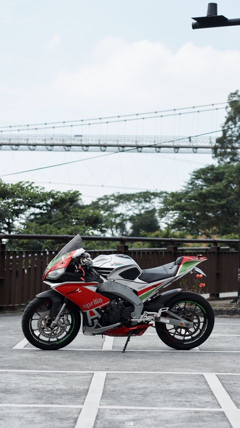 Download wallpaper 2160x3840 aprilia rsv4, aprilia, motorcycle, bike samsung galaxy s4, s5, note, sony xperia z, z1, z2, z3, htc one, lenovo vibe hd background