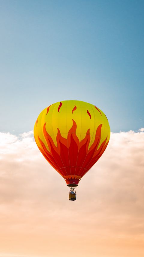Download wallpaper 2160x3840 balloon, clouds, flight samsung galaxy s4, s5, note, sony xperia z, z1, z2, z3, htc one, lenovo vibe hd background