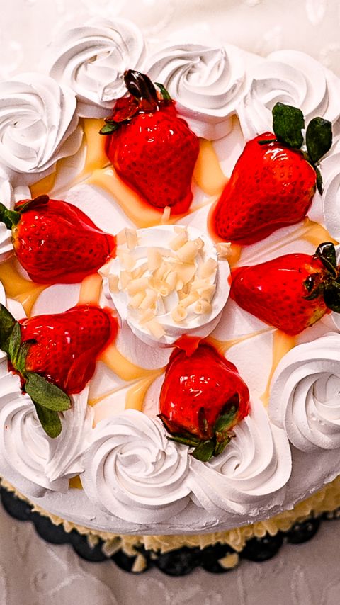 Download wallpaper 2160x3840 cake, cream, strawberry, dessert samsung galaxy s4, s5, note, sony xperia z, z1, z2, z3, htc one, lenovo vibe hd background