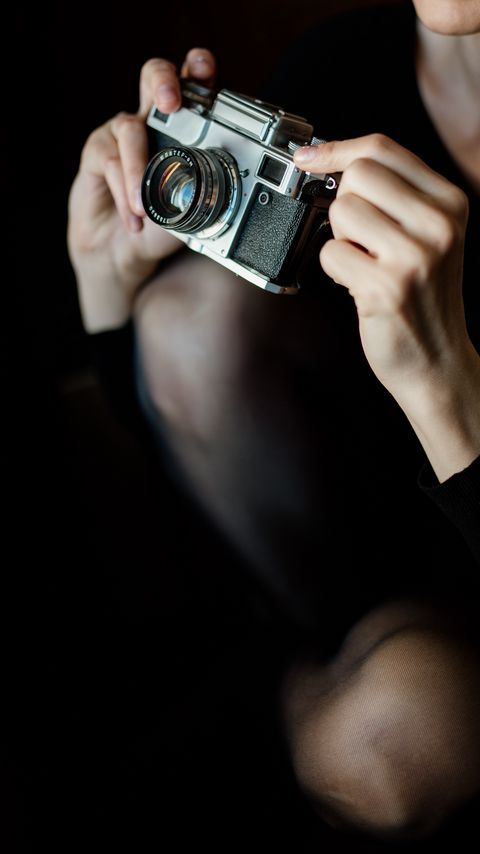 Download wallpaper 2160x3840 camera, girl, hands samsung galaxy s4, s5, note, sony xperia z, z1, z2, z3, htc one, lenovo vibe hd background