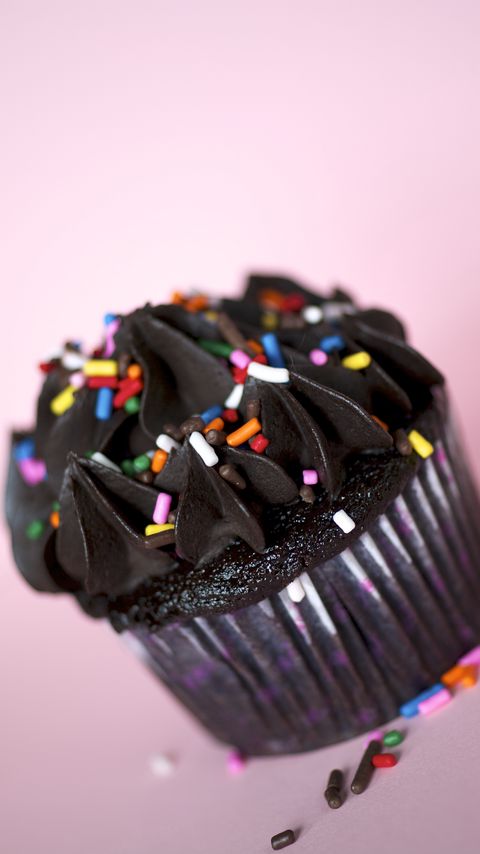 Download wallpaper 2160x3840 cupcake, chocolate, dessert, food samsung galaxy s4, s5, note, sony xperia z, z1, z2, z3, htc one, lenovo vibe hd background