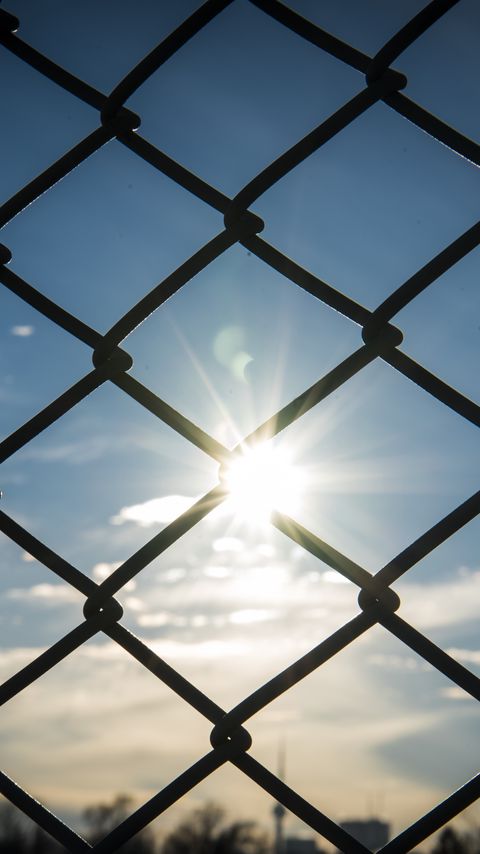 Download wallpaper 2160x3840 fence, grid, sun, light samsung galaxy s4, s5, note, sony xperia z, z1, z2, z3, htc one, lenovo vibe hd background