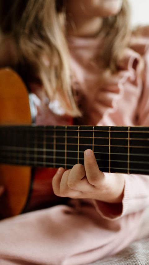 Download wallpaper 2160x3840 guitar, strings, girl, child, hand, music samsung galaxy s4, s5, note, sony xperia z, z1, z2, z3, htc one, lenovo vibe hd background