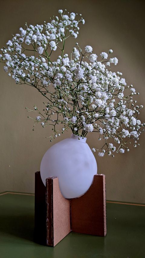 Download wallpaper 2160x3840 gypsophila, flowers, vase, minimalism samsung galaxy s4, s5, note, sony xperia z, z1, z2, z3, htc one, lenovo vibe hd background