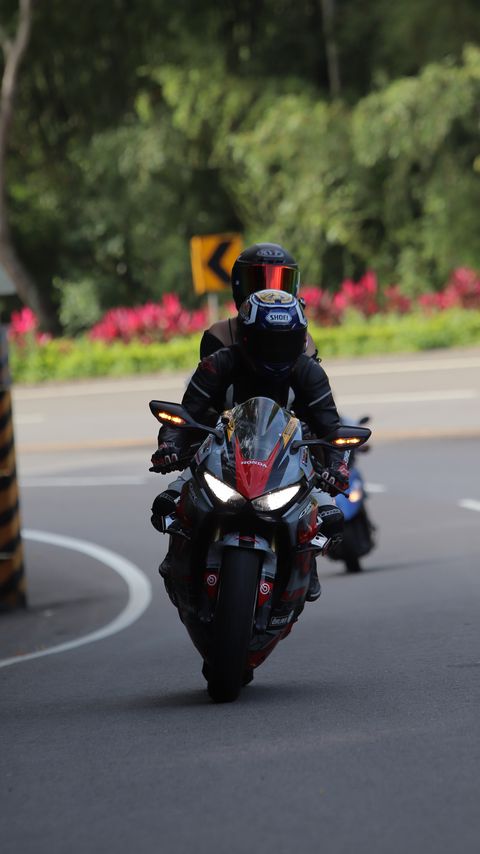 Download wallpaper 2160x3840 honda, motorcycle, bike, motorcyclists, bikers samsung galaxy s4, s5, note, sony xperia z, z1, z2, z3, htc one, lenovo vibe hd background