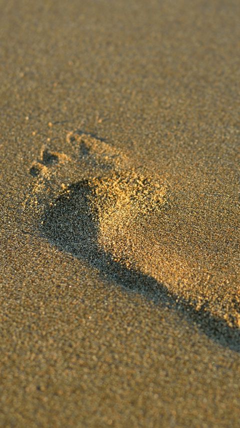 Download wallpaper 2160x3840 imprint, foot, sand, minimalism samsung galaxy s4, s5, note, sony xperia z, z1, z2, z3, htc one, lenovo vibe hd background