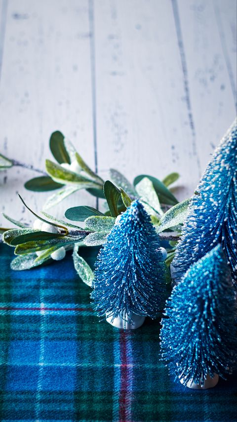 Download wallpaper 2160x3840 leaves, plaid, decor, new year, christmas samsung galaxy s4, s5, note, sony xperia z, z1, z2, z3, htc one, lenovo vibe hd background