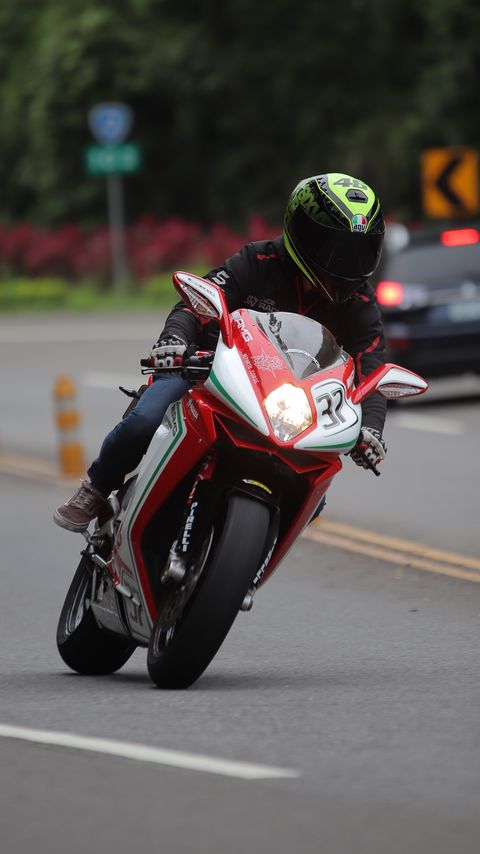 Download wallpaper 2160x3840 motorcycle, bike, motorcyclist, biker, tilt, blur samsung galaxy s4, s5, note, sony xperia z, z1, z2, z3, htc one, lenovo vibe hd background