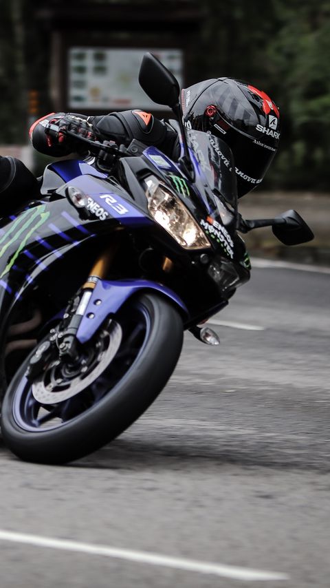 Download wallpaper 2160x3840 motorcycle, motorcyclist, helmet, motorcycle racing, speed, tilt samsung galaxy s4, s5, note, sony xperia z, z1, z2, z3, htc one, lenovo vibe hd background