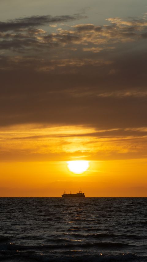 Download wallpaper 2160x3840 sea, ship, sunset, horizon samsung galaxy s4, s5, note, sony xperia z, z1, z2, z3, htc one, lenovo vibe hd background