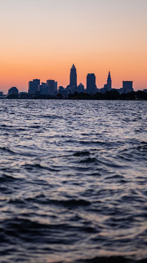 Download wallpaper 2160x3840 sea, skyscrapers, buildings, silhouettes, twilight, city samsung galaxy s4, s5, note, sony xperia z, z1, z2, z3, htc one, lenovo vibe hd background