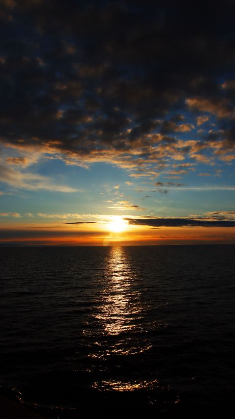 Download wallpaper 2160x3840 sea, sunset, horizon, clouds samsung galaxy s4, s5, note, sony xperia z, z1, z2, z3, htc one, lenovo vibe hd background