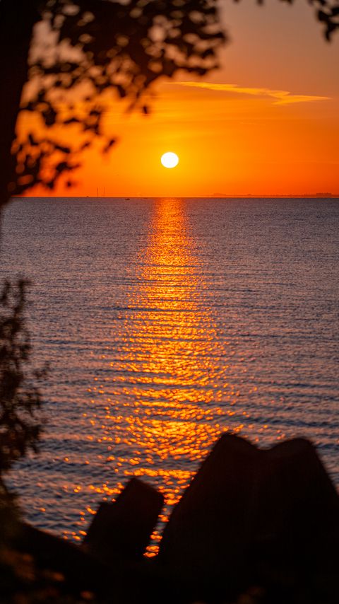 Download wallpaper 2160x3840 sea, sunset, horizon, blur samsung galaxy s4, s5, note, sony xperia z, z1, z2, z3, htc one, lenovo vibe hd background