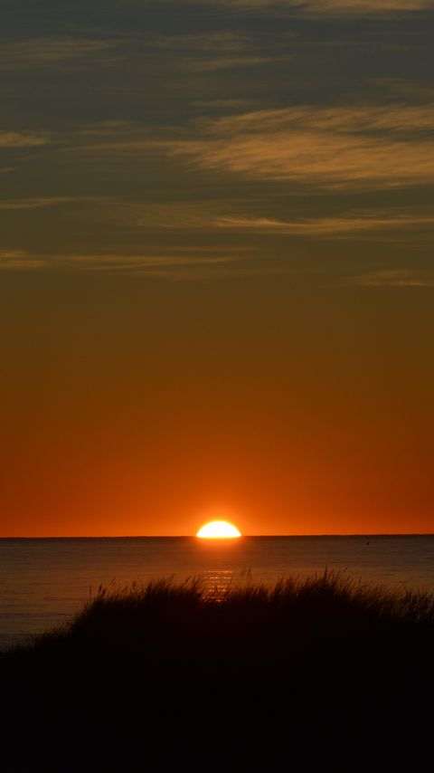 Download wallpaper 2160x3840 sea, sunset, sun, water, dusk, evening samsung galaxy s4, s5, note, sony xperia z, z1, z2, z3, htc one, lenovo vibe hd background