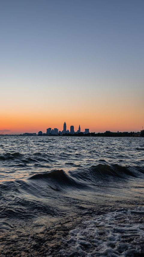 Download wallpaper 2160x3840 sea, waves, city, silhouettes, sunrise samsung galaxy s4, s5, note, sony xperia z, z1, z2, z3, htc one, lenovo vibe hd background