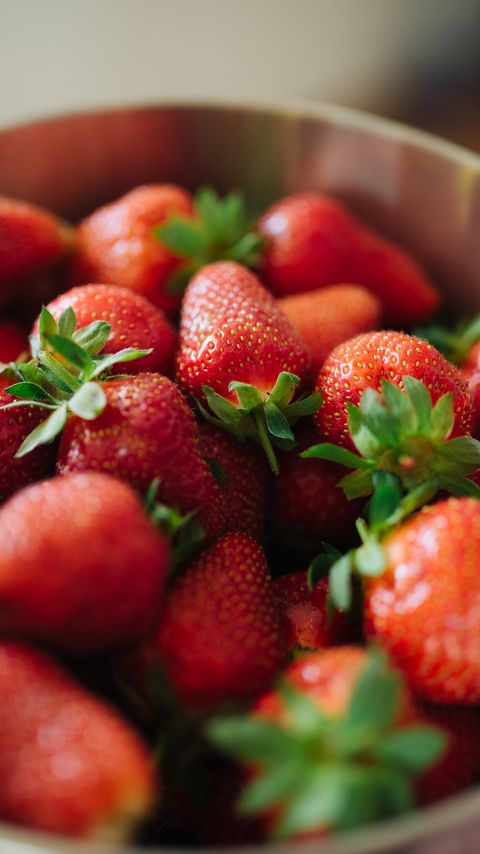 Download wallpaper 2160x3840 strawberries, berries, food, bowl samsung galaxy s4, s5, note, sony xperia z, z1, z2, z3, htc one, lenovo vibe hd background