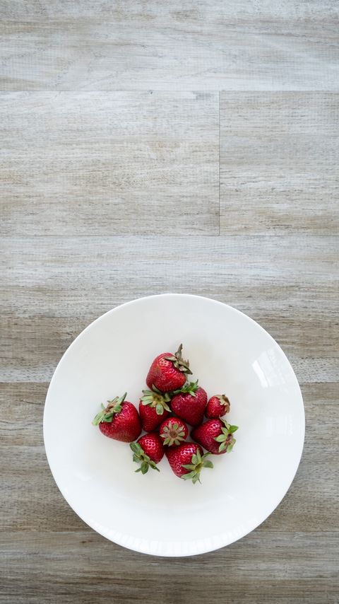 Download wallpaper 2160x3840 strawberries, berries, plate, food samsung galaxy s4, s5, note, sony xperia z, z1, z2, z3, htc one, lenovo vibe hd background