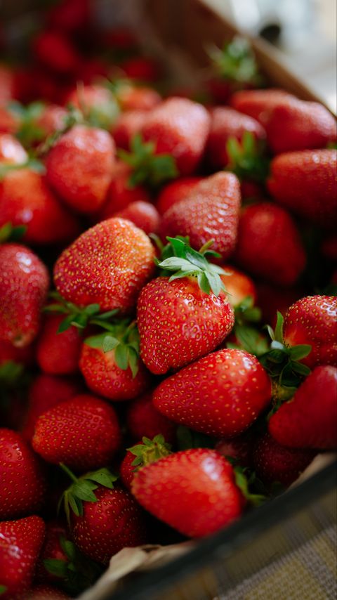 Download wallpaper 2160x3840 strawberries, berries, red, food samsung galaxy s4, s5, note, sony xperia z, z1, z2, z3, htc one, lenovo vibe hd background