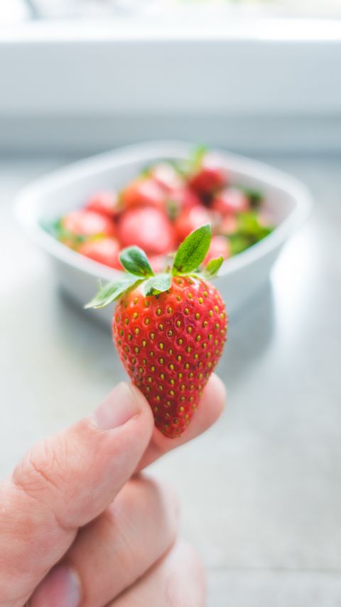 Download wallpaper 2160x3840 strawberries, leaves, fingers, food samsung galaxy s4, s5, note, sony xperia z, z1, z2, z3, htc one, lenovo vibe hd background