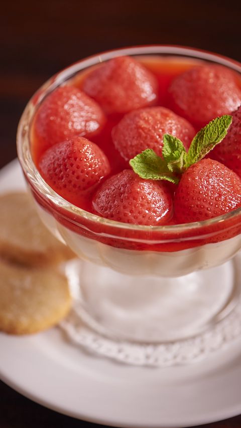 Download wallpaper 2160x3840 strawberries, pudding, dessert samsung galaxy s4, s5, note, sony xperia z, z1, z2, z3, htc one, lenovo vibe hd background