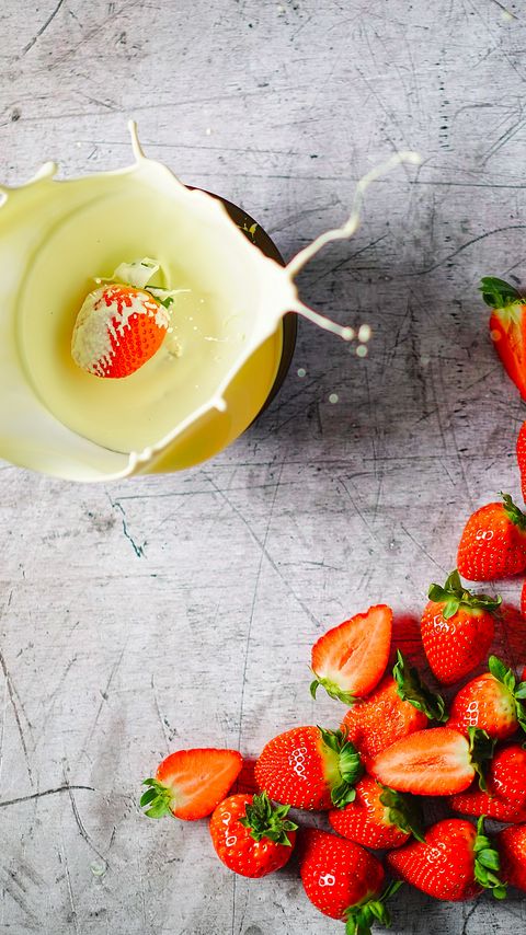 Download wallpaper 2160x3840 strawberries, white chocolate, berries, dessert samsung galaxy s4, s5, note, sony xperia z, z1, z2, z3, htc one, lenovo vibe hd background