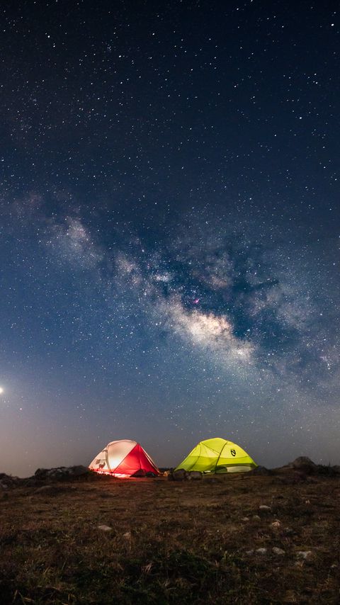 Download wallpaper 2160x3840 tents, glow, starry sky, milky way samsung galaxy s4, s5, note, sony xperia z, z1, z2, z3, htc one, lenovo vibe hd background