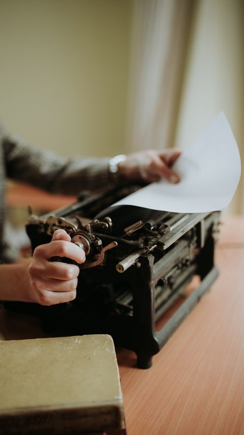 Download wallpaper 2160x3840 typewriter, paper, hands, retro samsung galaxy s4, s5, note, sony xperia z, z1, z2, z3, htc one, lenovo vibe hd background